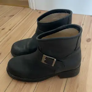 Svarta boots i läder, dem är använda men har inga skador och är i väldigt bra skick. True to size