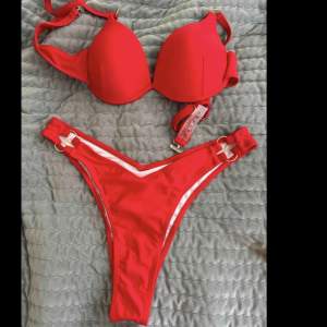 Röd push up bikini , använd 2 gånger ❤️75B storlek på bh-n, S på trosorna❤️