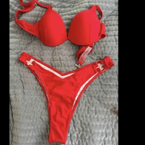 Röd push up bikini - Röd push up bikini , använd 2 gånger ❤️75B storlek på bh-n, S på trosorna❤️