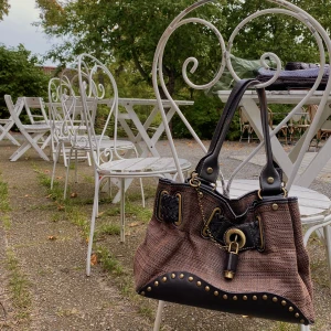 Francesco Biasia vintage väska💓 - Säljer denna superfina vintage väska ifrån Francesco Biasia!💓Perfekt jobb-/skolväska nu inför hösten!✨Om du inte vill ha samma väska som alla andra är denna perfekt!💞Använd men i bra skick! Finns fler bilder om önskas!