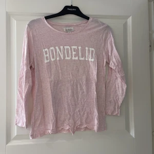 Tröja - Tröja i tunt material i mycket gott skick 