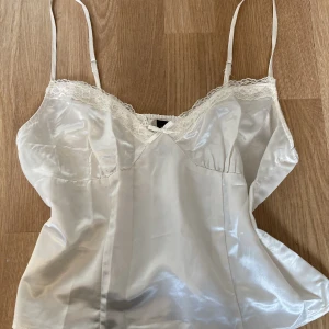 Topp - Jätte fin vit topp i storlek 40 men toppen är väldigt liten i storleken då den passar mig som har 36/ storlek S. Använd 1 gång, nyskick! Använd gärna köp nu❤️❤️