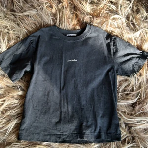 Acne T-shirt - En oversize supersnygg tisha från Acne, endast använd en gång. Storlek S (men passar även M)
