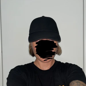 Svart keps - Svart keps slutar ovanför öronen 