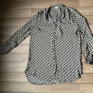 Blus - Silkigt material. Som ny 