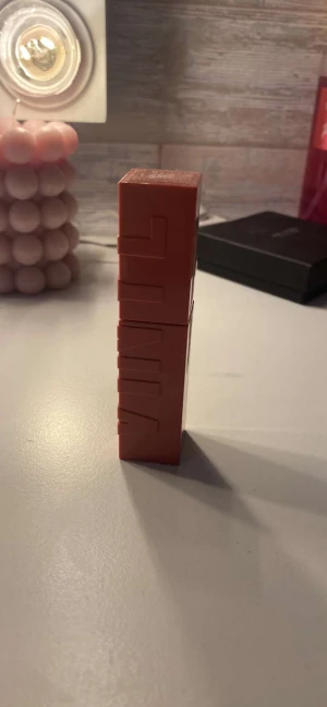 Läppstift - Säljer detta läppstift ifrån mabe line i färgen 100. Den är helr ny och endast testad en gång. Säljer pga att jag råka köpa flel färg.