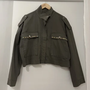 Höst jacka - Säljer min coola oversize jacka som ursprungligen är från Ginatricot som jag själv designat med lite nitar. Oversize och passar S-L beroende på hur man vill att den ska sitta.