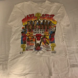 Chicago Bulls 3 time NBA champions tröja - Chicago Bulls T-shirt köpt på Hypestein i Stockholm för 1499kr. De står att det är storlek M men den sitter som en storlek S