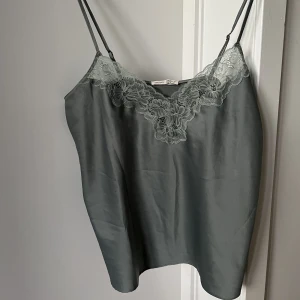 Spets linne - Ett spets linne från Oysho i skick 9/10. Skriv gärna om du har några frågor ❣️❣️