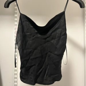 Svart topp - Söt basic svart topp som går enkelt att styla med🖤🖤