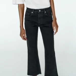 Zara boot cut jeans - Helt sprillans nya zara-jeans! De var lite för små för mig och jag hann inte returnera. Prislappen finns kvar 🩷Nypris 379kr  Så extrem extrem fina dock och MAN FÅR SÅ BRA RUMPA OCH HÖFTER!!!