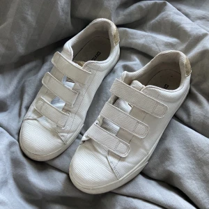 Kardborrebands skor - Bra skick, lite slitna men fortfarande fina! Från hm, stl 39