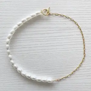  Vaxad Pärl Halsband Handgjord av oss Finns matchande armband Går även att designa ett eget smycke Köp sker via DM eller vår hemsida ❤️ #pearlnecklace #pearlnecklaces #pearls #chainnecklace #chainnecklaces #necklace #n