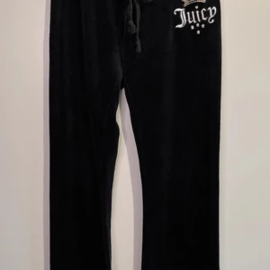 Juciy couture byxor - Ett par super snygga juciy couture byxor i storlek m men sitter som xs-s. 200 + 70 kr frakt ’en pris kan diskuteras. Hört nya aldrig andvänt och köpta från en tjej på Plick💘