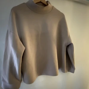 Tröja från mango! - Supersöt beige tröja från mango som är vida i ärmarna och har en liten krage. Köptes för 300kr och har använts en del, men ser helt oanvänd ut! 🤍