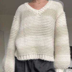 Stickad tröja  - Aldrig använd, beige randig stickad tröja 