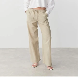 Linnebyxor - Super fina linnebyxor från Gina, dom är använda väldigt få gånger. Storlek L. Nypris 399kr. Tveka inte att skriva om ni skulle ha frågor💗