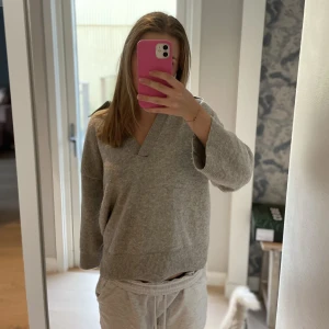Stickad v ringad tröja  - Stickad tröja från hm. V-ringad. Använd men är inga defekter på tröjan. Ordinarie pris 300kr. Skriv om du har några prisförslag är öppen för förslag.