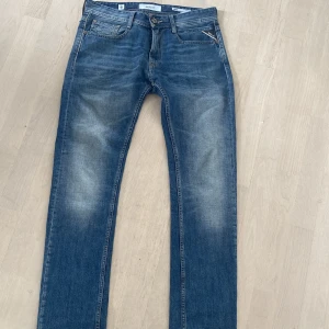 Replay Jeans - Replay Jeans i modellen Rocco. I mycket fint skick. Pris kan diskuteras vid snabb affär. Storlek 29, skriv vid frågor eller funderingar!