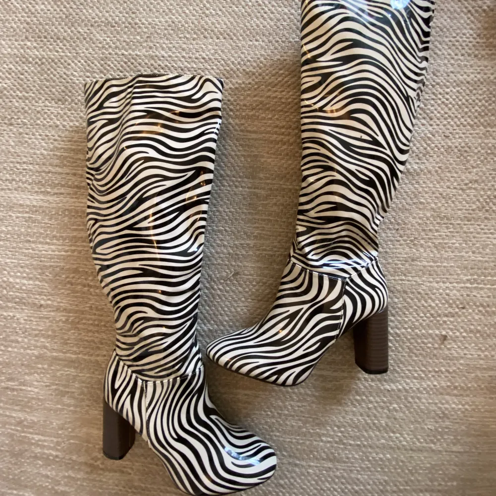 Coolaste bootsen i zebra mönster. Övrigt.