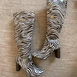 Coolaste bootsen i zebra mönster