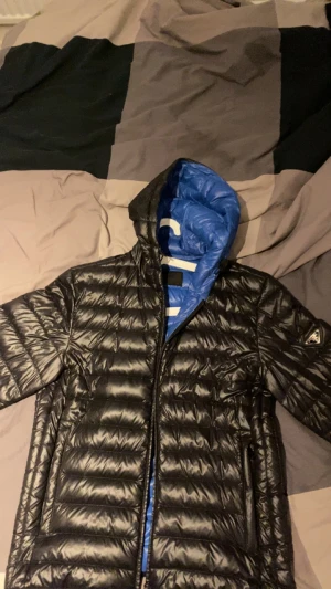 PRADA JACKA  - Steal!!  Cond 9.5/10 (nästan som ny) Köpt i london för 9k ish Strlk 50 lite större på mig som e S så ish M Öppen för byten  Skriv om du har frågor. 