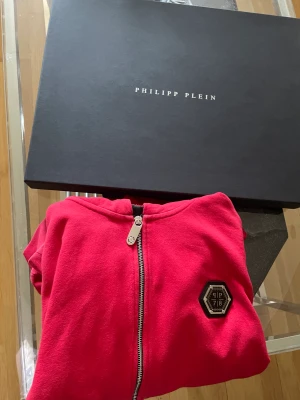 Philipp plein  - Hej säljer min philipp plein tröja pågrund av att den är för liten för mig, det är storlek L på den men små i storleken. Skulle säga mer att den är L/M. Kartong och taggsen finns kvar men tyvärr så hittar jag inte kvittot längre. Men allt annat finns kvar