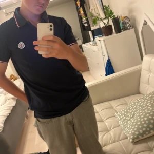 Moncler piké äkta  - Säljer min Moncler piké Använd endast en fåtal gånger Storlek M passar nog S bättre