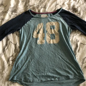 blå tröja - Ljus och mörkblå tröja🤍 använd men i bra skick🤍