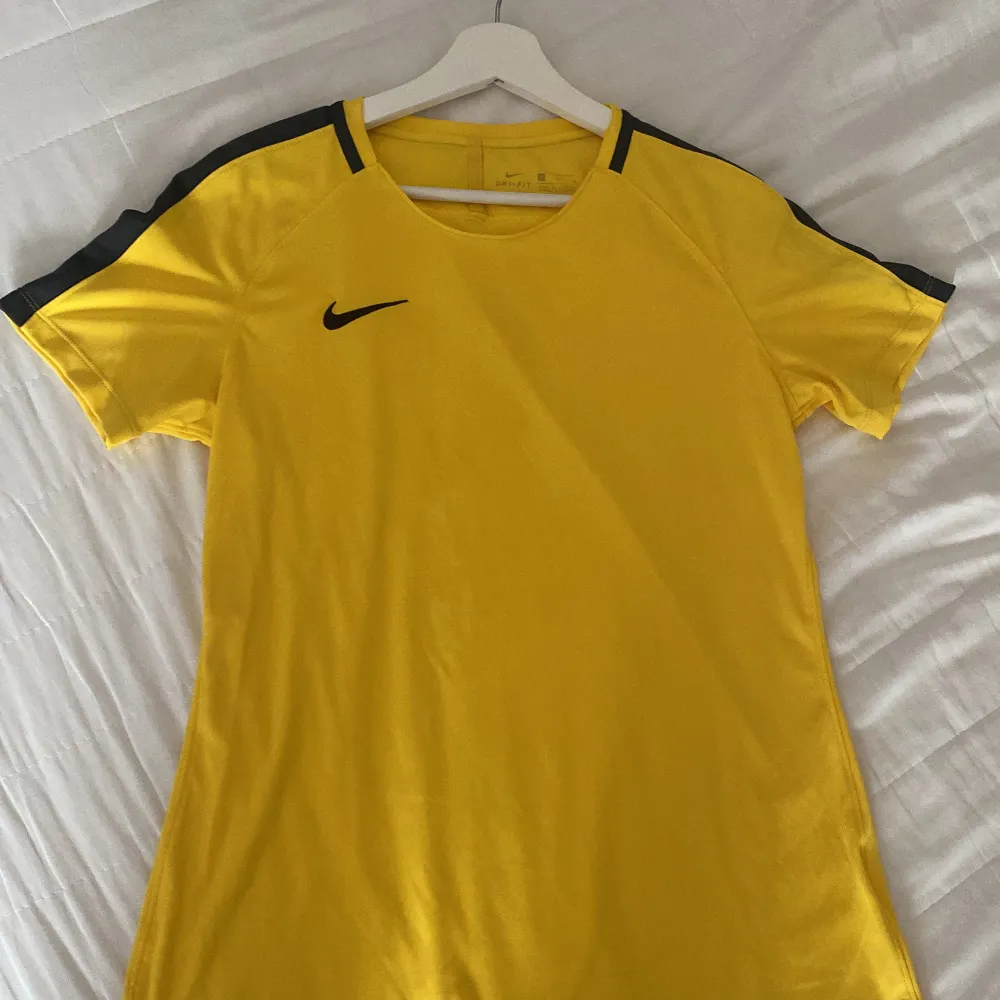 Gul tröja Nike med svarta detaljer i storlek M. Passar mindre och större beroende på hur man vill att den ska sitta. Fick den från mamma men tyvärr så hatar jag gul på mig. . T-shirts.