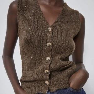 Väst från Zara - Säljer denna superfina väst från Zara då den inte kommer till användning.😊