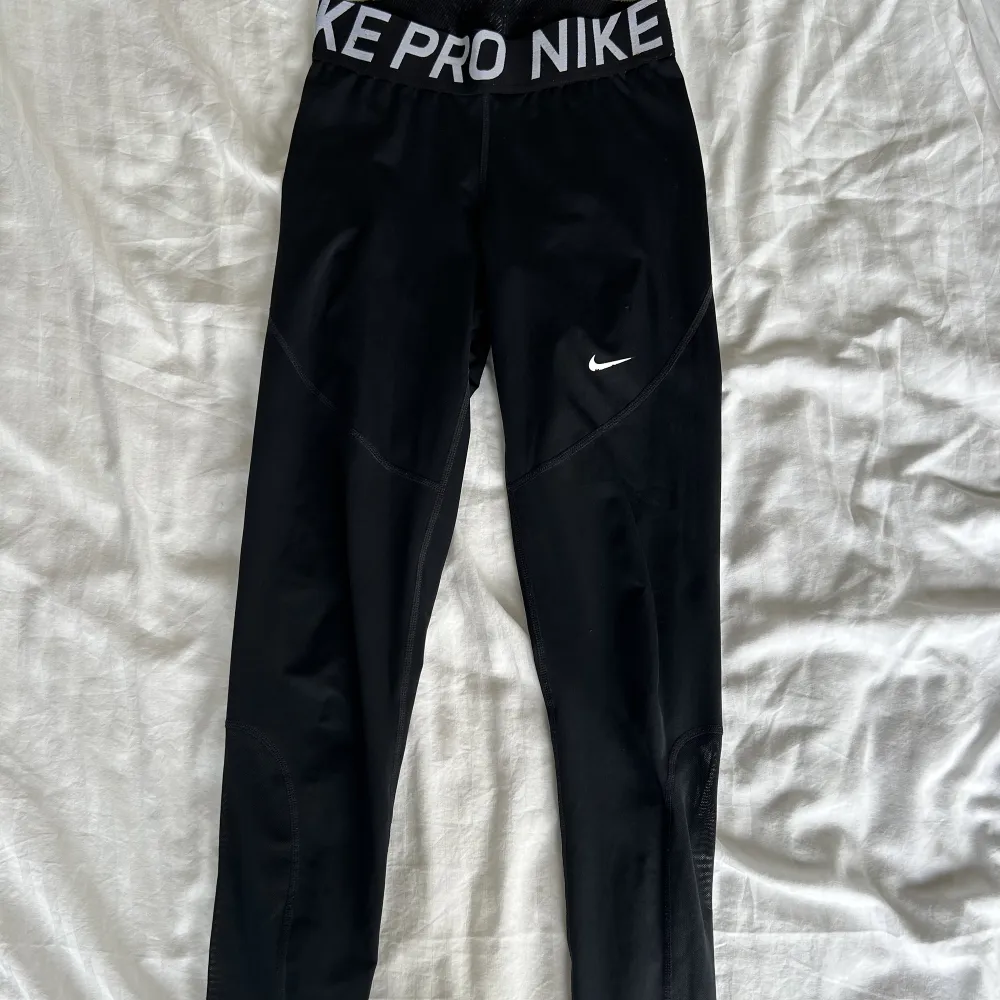 Svarta Nike PRO träningsbyxor i okej skick.. Jeans & Byxor.