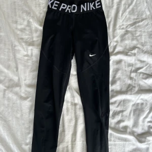 Svarta Nike PRO träningsbyxor  - Svarta Nike PRO träningsbyxor i okej skick.