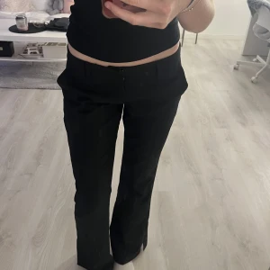 lågmidjade kostymbyxor - Säljer mina lågmidjade kostymbyxor från bikbok!!💕 knappt använda då dom ej kommit till användning, storlek 40 men dom är små i storleken skulle jag säga då jag normalt är en storlek 36💕 300kr+frakt!! använd INTE köp nu  