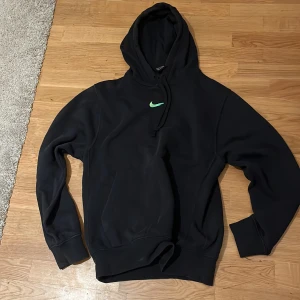 Nike hoodie - Fet svart nike hoodie som inte kommer till användning. Topp skick och inga tecken på använding. 250kr+frakt men kan gå ner i pris vid snabb affär.