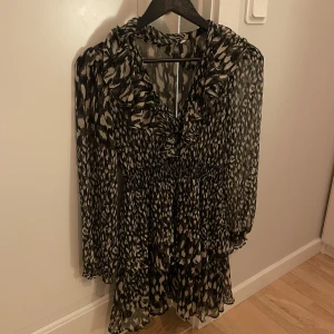 Zara klänning  - Så fin zara klänning som ej säljs längre. Har ett hål på baksidan (se bild 3) men går att dölja när man har på sig klänningen och enkelt att laga. Köpare står för frakt, kontakta vid intresse! 