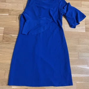 Klänning - Aldrig andvänd.