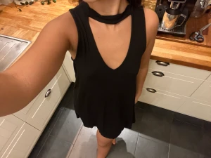 Snygg klänning - Mjuk klänning perfekt både till vardags och fest. Fint skick! Liten i storleken 🖤