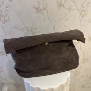 Kuvertväska - Säljer denna fina och rymliga kuvertväska från H&M