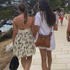 Zara Klänning  - Super fin klänning från zara, som inte kommit till användning på ett tag💞