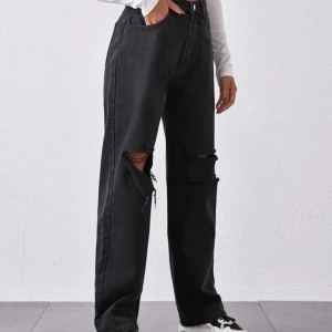 Jeans - Säljer dessa jättefina svarta jeans från shein. De är lite högmidjade och har raka ben. Säljer då de är lite korta på mig som är 170 cm. Endast använda 1-2 gånger och är i nyskick. Köpta för 259kr och säljer för 100kr.