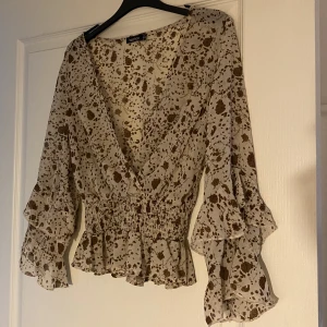 Blus  - Blommig blus med volanger från boohoo