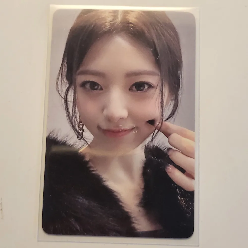 Itzy yuna ore order benefit photocard from their cheshire album Proofs on instagram @chaeyouh. Övrigt.