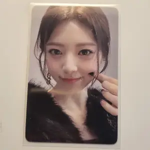 Itzy yuna ore order benefit photocard from their cheshire album Proofs on instagram @chaeyouh
