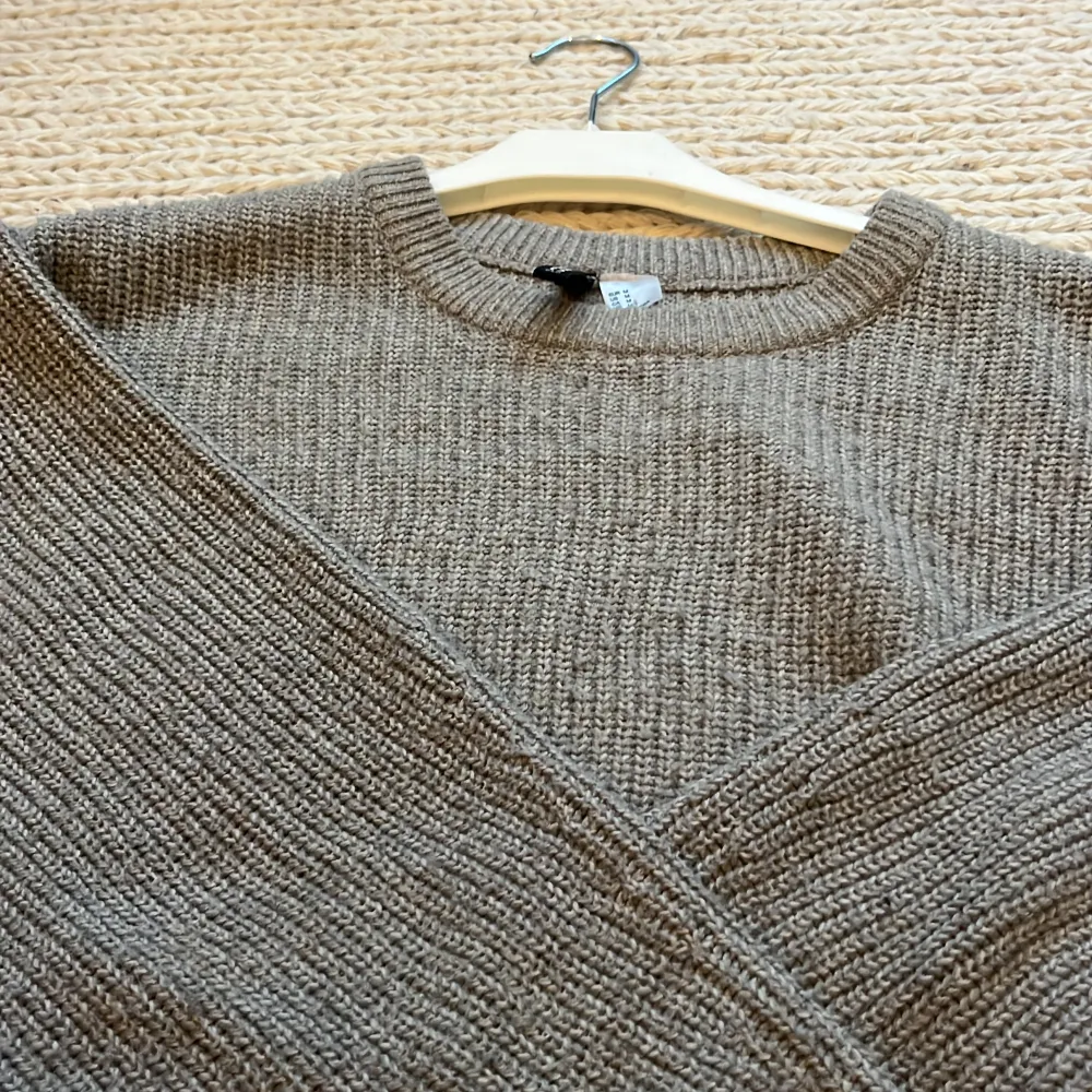 Jätte snygg stickad tröja från H&M ganska liten i storleken skulle säga att den passa S.jätte fin nu till hösten! Bra skick!. Tröjor & Koftor.