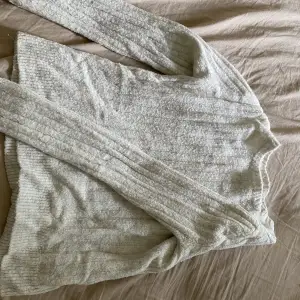 Så fin och mysig stickad tröja i färgen grå/vit 🥰