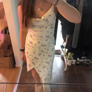 Klänning - En superfin klänning i storleken XS som är köpt second hand men inte snvönd av mig då den inte passade mig. 