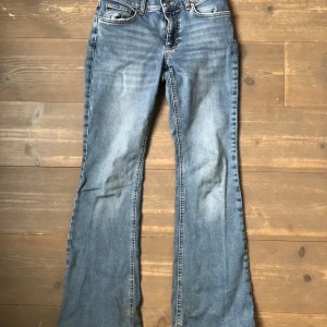 Jeans  - Ett par jättefina blåa jeans från Gina tricot. De ser fläckiga ut men de är bara kamran men oavsett så tvättas allt innan jag säljer de❤️skriv om ni vill ha mer info eller bilder 