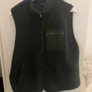 Mörkgrön väst - Mörkgrön väst i fint skick. Jag har S/M i vanliga fall, sitter lite oversized på mig.