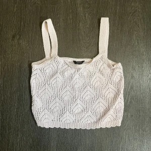 topp💜 - en ljuslila, virkad topp som är i nyskick!